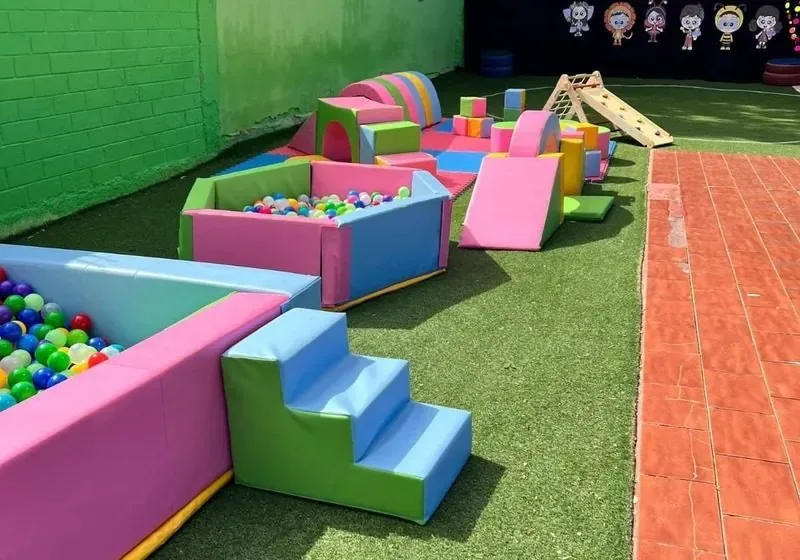 Plaza blanda para indicar comuna y edades