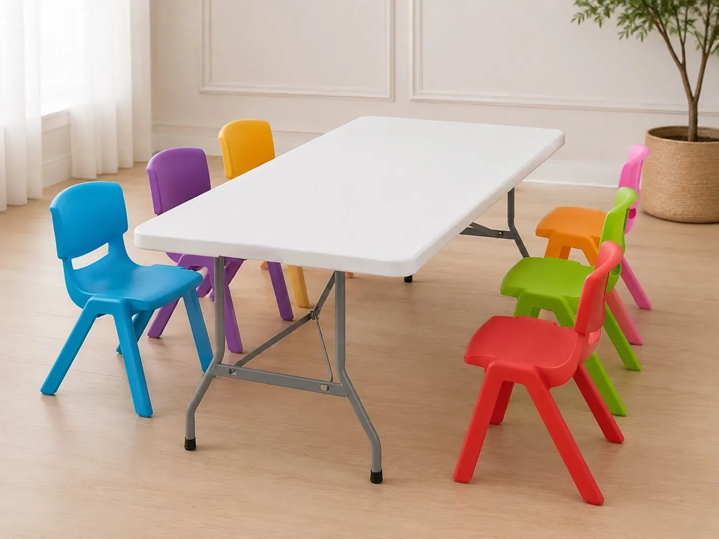 Sillas de colores con mesa infantil